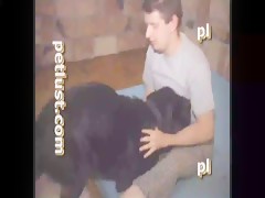Bebiendose lo de su perro