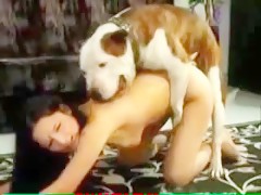 Lolita gótica disfruta de su mascota